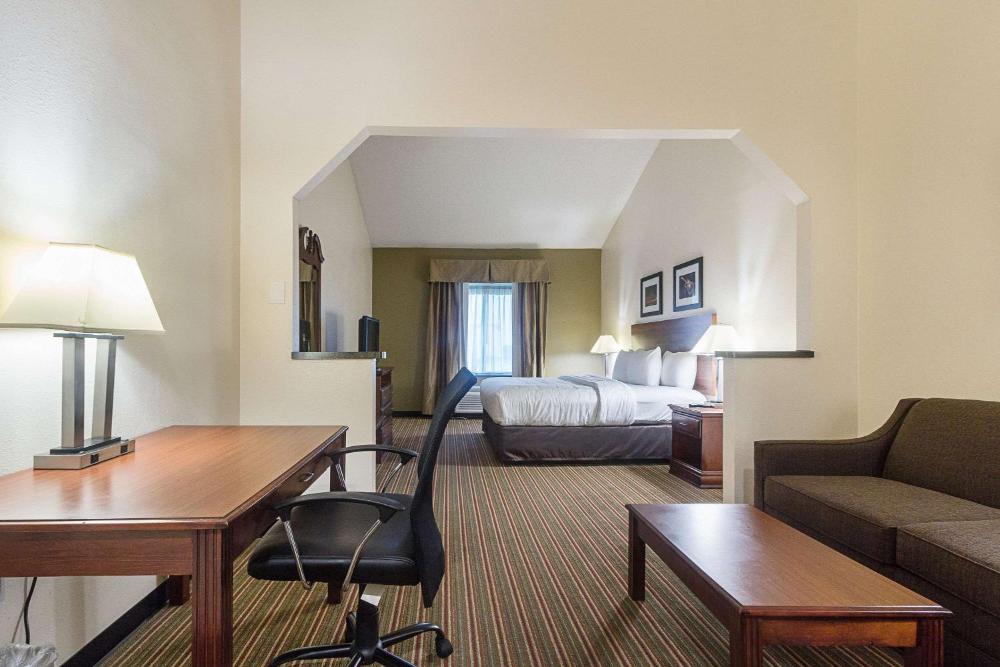 King Room with Sofa Bed and Hot Tub - Non-Smoking interior